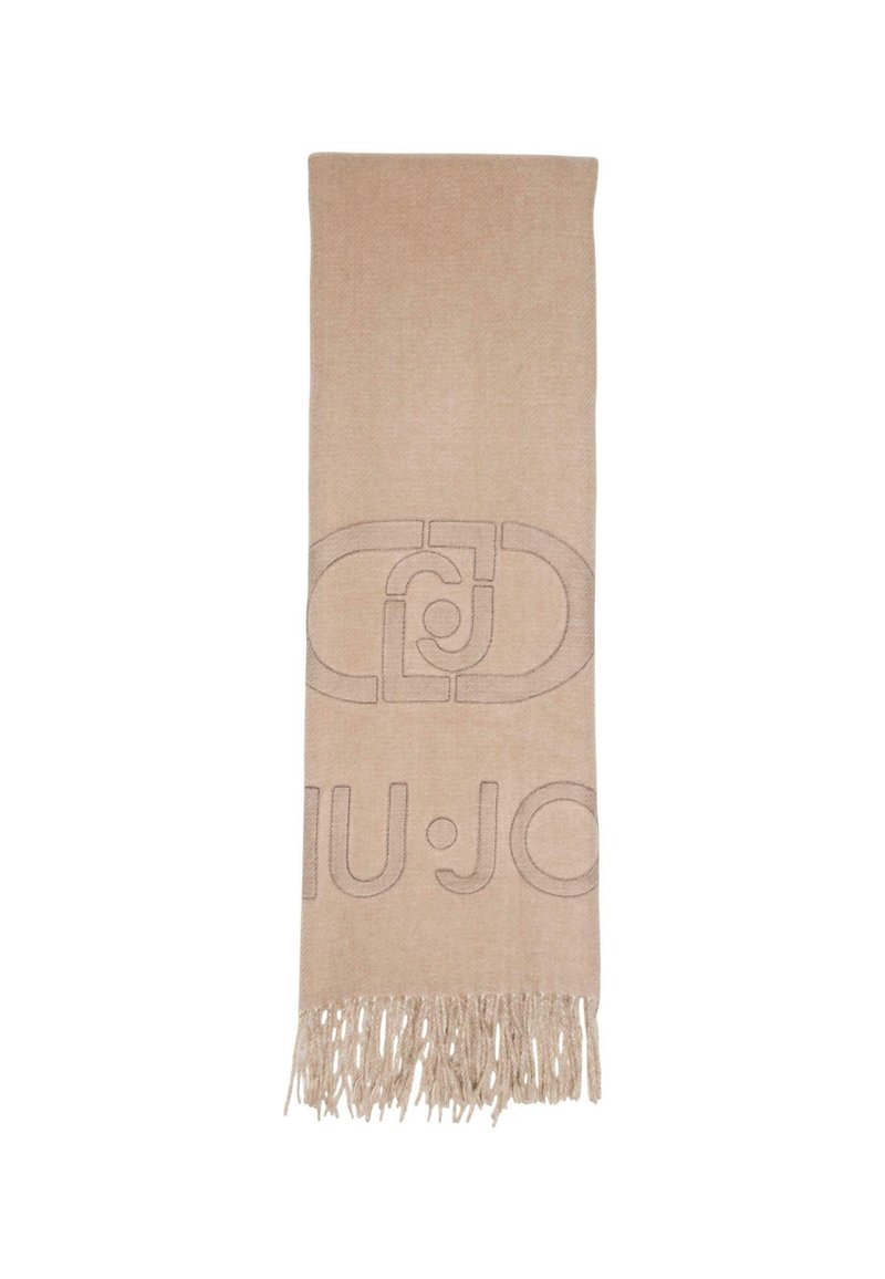 Bufanda beige hecha de un tejido suave, que presenta un destacado diseño de logotipo en relieve y extremos con flecos para mayor textura.