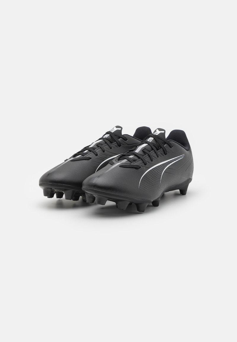 Des crampons de football noirs avec une tige texturée, présentant une bande d'accent argentée, un design traditionnel à lacets et six crampons noirs sur la semelle.