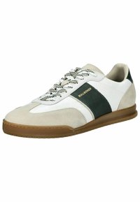 Tenisky s vrchní částí z nubukové kůže a kůže, s bílou základnou, zelenými akcenty a gumovou podrážkou. Šňůrky jsou vícebarevné.