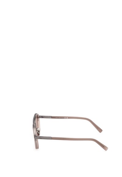 Ochelari de vedere cu ramă pătrată din plastic maro deschis, cu accente metalice. Prezintă pârghii subțiri și curbe. Lentile clare și detalii de branding subtile.