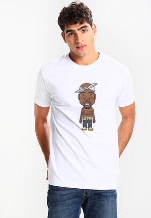 Hvid bomulds-T-shirt med et cartoon grafik af en karakter med bandana, guldaccessories og løse bukser. Detaljer inkluderer et sort bælte.