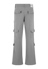 Pantaloni cargo gri deschis, cu croi lejer, multiple buzunare laterale și material rezistent cu o textură netedă.