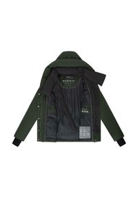 Groene buitenjas met een zwarte voering, voorzien van een rits aan de voorkant, zakken en een capuchon. De binnenkant toont labels en verzorgingsinstructies.