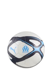 Pallone da calcio Puma bianco con accenti neri e blu. Presenta il logo e il testo "DROIT AU BUT", con un design a pannelli esagonali testurizzati.