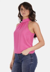 Top senza maniche rosa con un colletto alto, caratterizzato da un design arricciato. Realizzato in un tessuto morbido, ha una vestibilità comoda e una texture sottile.