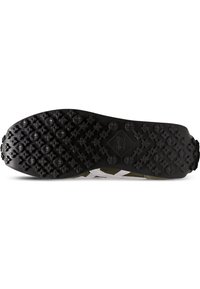 Semelle extérieure de chaussure en caoutchouc noir avec un motif texturé complexe, comprenant des crampons surélevés pour la traction, conçue pour la stabilité et l'adhérence.