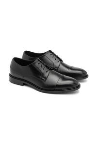 Pantofi de piele negri cu o suprafață netedă, vârf rotunjit și sistem de șireturi. Au un profil jos și un design cu vârf acoperit.