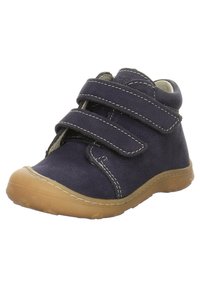 Navyblaue High-Top-Schuhe aus weichem Material mit zwei Klettverschlussriemen und einer beigen Gummisohle. Verfügt über kontrastierende weiße Nähte.