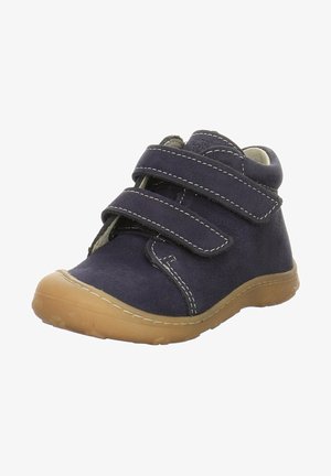 Navyblaue High-Top-Schuhe aus weichem Material mit zwei Klettverschlussriemen und einer beigen Gummisohle. Verfügt über kontrastierende weiße Nähte.