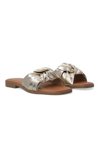 Metallic guld slide sandaler med et knyttet overdelsdesign, åbent tåparti og en flad sål med en tan farvet fodseng.