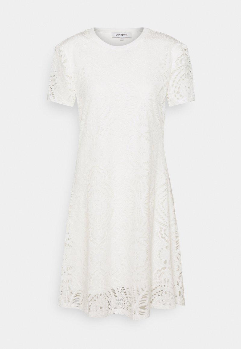 Robe blanche à manches courtes, longueur genou, col rond et motif de dentelle complexe sur tout le tissu.