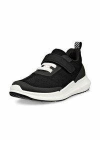 Chaussure de sport noire avec une tige texturée, des lacets blancs et une sangle à boucle. Elle possède une semelle rembourrée et un onglet de talon contrastant.