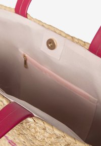 Grande borsa in paglia intrecciata con manici in pelle rosa. L'interno presenta un rivestimento beige e una piccola tasca con zipper rosa. Chiusura a scatto dorata.