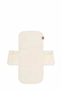 Matelas à changer en tissu matelassé blanc, avec des bords arrondis et deux poches élastiques sur les côtés pour le rangement. Détail en cuir présent.