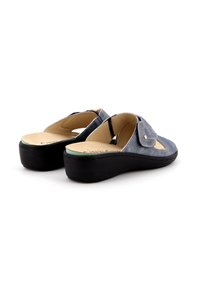 Scarpe slip-on grigie con materiale superiore morbido, design a ritaglio, suola piattaforma nera e dettaglio decorativo a forma di bottone vicino alla cinghia.