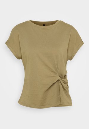 Oliiviroheline lühikeste varrukatega T-särk, millel on väänatud sõlm detail vöökohal. Valmistatud pehmest puuvillast, omaduseks ümardatud kaelus.