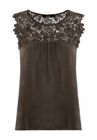 Ärmlös brun blus med blommönstrad spets vid axlarna och rund halsringning, samlad tyg nedanför spetsdetaljen.