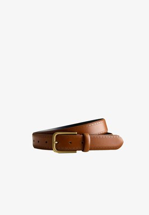 Bruine leren riem met kleine geperforeerde details en een gouden rechthoekige gesp, opgerold op een witte achtergrond.