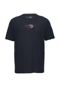 Navyblauwe T-shirt met korte mouwen van katoen, voorzien van "Riverside Lodge" geborduurd in groen en rood met een subtiele grafische vormgeving.
