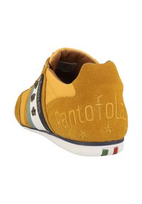Gula mockaskor med strukturerad yta, blå och vit rand, stjärndetaljer och märket "Pantofola d'Oro" på hälen.