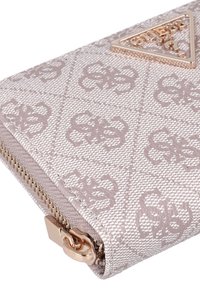 Authentieke leren portemonnee in lichtroze, met een gestikte textuur, geperst logo patroon, gouden accenten en een ritssluiting.