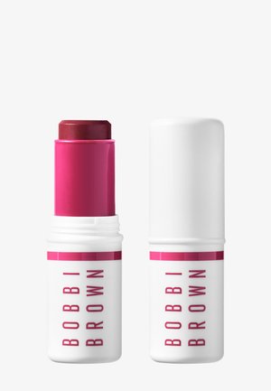 Rossetto Bobbi Brown aperto e chiuso di colore rosso scuro in confezione bianca con scritte rosa su sfondo bianco.