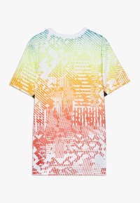 Camiseta de manga corta blanca con un vibrante patrón de gradiente que transita del azul al verde, amarillo, naranja y rojo, con formas angulares.