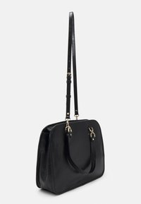 Sac à main en cuir noir à finition lisse, avec des éléments métalliques dorés, une bandoulière réglable et une forme rectangulaire structurée.