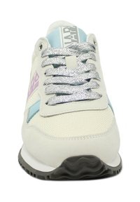 Sneaker sportivo in tessuto e suede bianco, con dettagli azzurri, lacci in glitter argento e suola in gomma a zigzag.