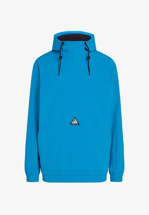 Chaqueta impermeable azul con capucha, puños elásticos y un bolsillo frontal. Presenta un logo triangular en el pecho. Textura suave.