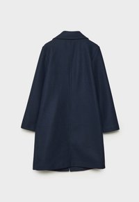 Marineblå frakke med klassisk krave, lange ærmer og lige snit. Fremstillet af blødt stof, har en enkelt rygsøm og midi længde.