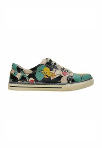 Bunte Leinensneaker mit einem Muster von Cartoonfiguren auf schwarzem Hintergrund, beiger Sohle und cremefarbenen Schnürsenkeln zum Verschließen.