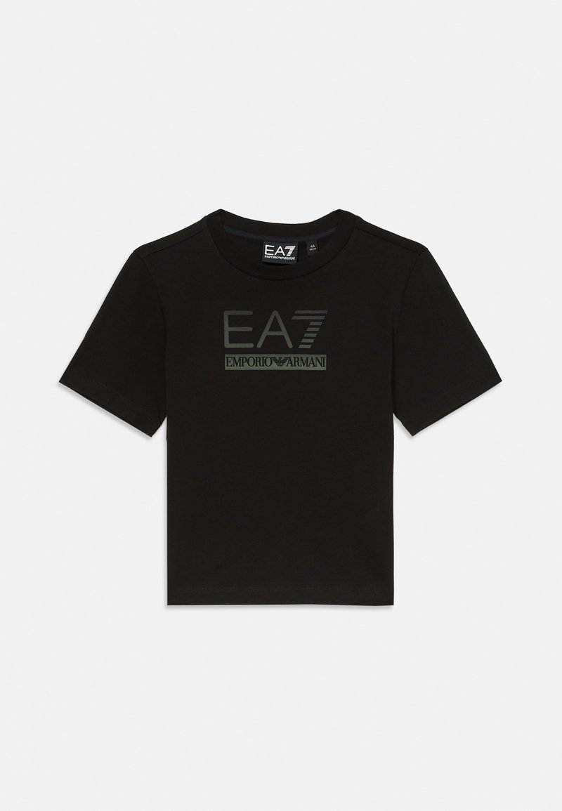 Camiseta de algodón negra de manga corta, con un logo impreso de EA7 y Emporio Armani en verde contrastante. Cuello tipo crew.