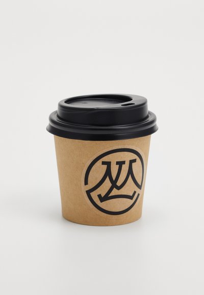 Brūna kartona kafijas krūze ar melnu vāciņu un apļveida logo, kas attēlo stilizētu dizainu melnā krāsā, gluda tekstūra un vidēja augstuma.