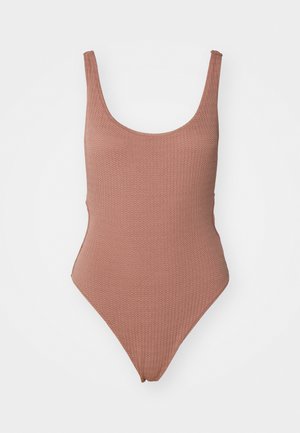 Costum de baie dintr-o bucată, cu dungi, de culoare teracotă, cu decolteu rotund și picioare tăiate înalt. Fabricat dintr-un material texturat, având margini netede și un design ajustat.