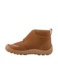 Καφέ μποτάκι αστραγάλου slip-on με υφή στη σόλα και ιμάντα στην πτέρνα, σχεδιασμένο για υπαίθρια ή καθημερινή χρήση.