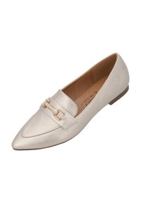 Mocassini in pelle beige con punta affusolata, caratterizzati da un dettaglio decorativo in metallo dorato nella parte anteriore e suola piatta. Finitura semplice e strutturata.