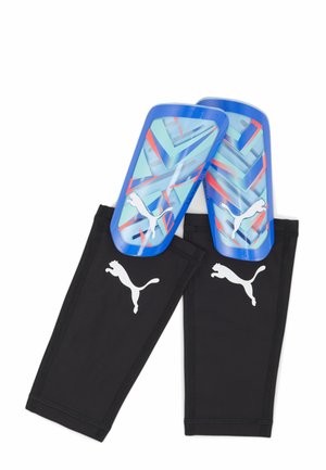 Parastinchi da calcio Puma con guscio in plastica blu, design grafico colorato e maniche in tessuto nero con un logo bianco su ciascuna.