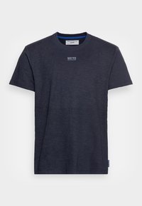 Námořnická modrá bavlněná tričko s krátkým rukávem, kulatým výstřihem a jemným logem na hrudi. Měkká textilie a lehký design.