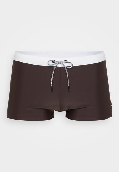 Costum de baie maroniu cu o talie albă, dotat cu un sistem de închidere cu șnur. Fabricat dintr-un material neted, designul este simplu și funcțional.