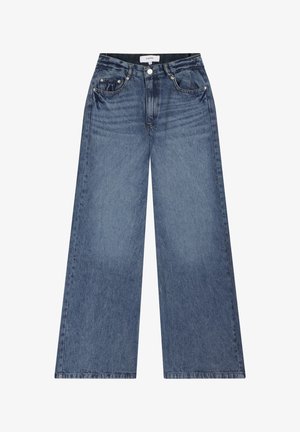Jean en denim bleu à jambes larges avec une taille haute, design à cinq poches et couture visible. Texture lisse avec une légère décoloration.