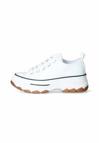 Zapatilla de lona blanca con una suela gruesa blanca, detalles en negro y una parte inferior de goma texturizada. Cuenta con punta redonda y cordones planos.