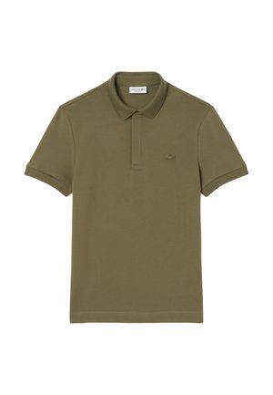 Polo de color verde oliva hecho de algodón, con cuello clásico, mangas cortas y un pequeño logo bordado en el lado izquierdo del pecho.