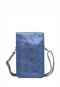 Sac bandoulière en cuir synthétique bleu à texture lisse. Il présente une forme rectangulaire, une sangle ajustable et un design minimaliste épuré.