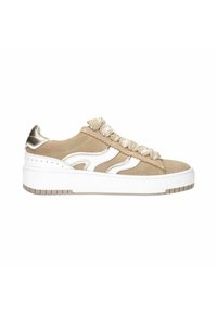 Baskets en daim beige avec des accents en cuir blanc, des lacets tressés et un talon métallique, le tout reposant sur une épaisse semelle en caoutchouc blanc.