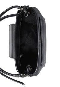 Czarna skórzana torebka o gładkiej teksturze, z zamknięciem na zamek, wewnętrzną kieszonką oraz regulowanymi paskami do wszechstronnego noszenia.