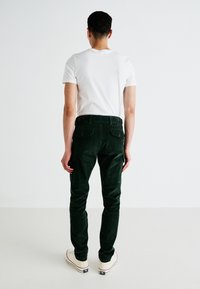 DOCKERS SLIM TAPERED - Pantalon cargo - deep forest