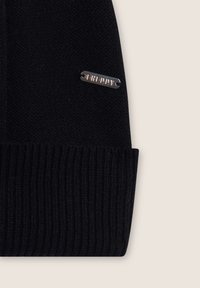 Beanie nero in maglia con risvolto a coste. Presenta un'etichetta in metallo argentato con la scritta "FREDDY". Tessuto morbido con un design classico.
