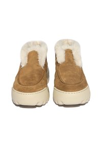 Brązowe zamszowe buty wsuwane z białym sztucznym futrem w środku i fakturowaną beżową gumową podeszwą. Okrągły czubek i minimalne detale szwów.