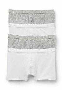 Tři páry chlapeckých boxerky v bílé a šedé barvě. Boxerky mají elastické pasy a hladký bavlněný materiál.